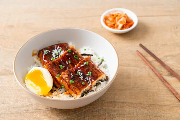 Yılan balığı pirinç kasesi veya unagi pirinç kasesi - Japon yemek tarzı.