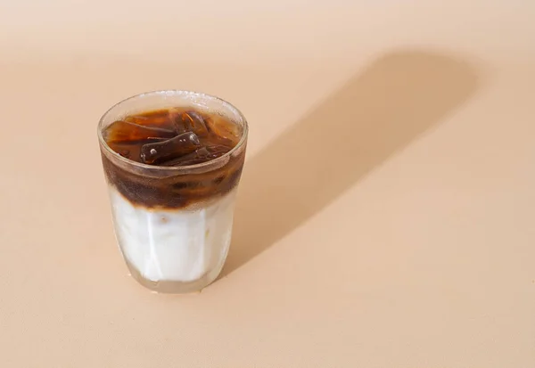 Черный Кофе Слоем Молока Стекле — стоковое фото