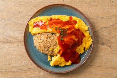 Omlet ambalajlı kızarmış pirinç ya da Japon usulü Omurice. Asya usulü.