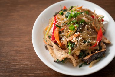 Japchae ya da karışık Kore vermicelli erişte sebzeli ve üzerine beyaz susamlı domuz eti - Kore geleneksel yemek tarzı