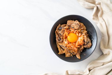 Kore usulü turşulu yumurta turşulu domuz bulgogi pirinç kasesi.