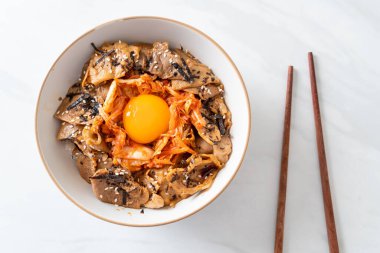 Kore usulü turşulu yumurta turşulu domuz bulgogi pirinç kasesi.