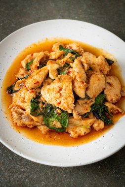 Kızarmış tavuğu acı biber ezmesi ya da biber ezmesi ile karıştırmak - Asya yemeği tarzı