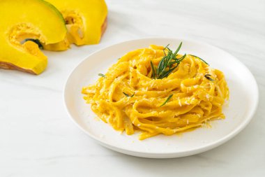 Fettuccine spagetti ve tereyağlı krema soslu makarna.
