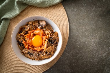 Kore usulü turşulu yumurta turşulu domuz bulgogi pirinç kasesi.