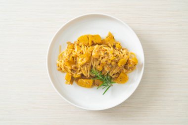 kabaklı spagetti makarna alfredo sosu - vegan ve vejetaryen yemek tarzı