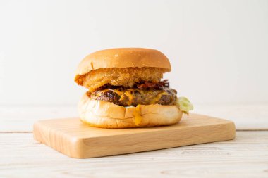 Tahtada peynirli biftek, pastırma ve soğan halkaları.