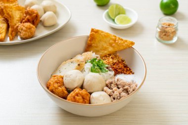 Balık köfteli ve karides köfteli baharatlı pirinç eriştesi. Asya usulü.