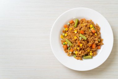 Yeşil bezelyeli kızarmış pirinç, havuç ve mısır - vejetaryen ve sağlıklı gıda tarzı