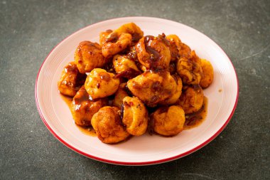 Baharatlı soslu kızarmış köfte - Tayland sokak yemeği tarzı