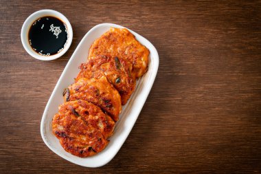 Kore kimçili krep veya Kimçijeon - Kızarmış yumurta, kimçi ve un - Kore geleneksel yemek tarzı