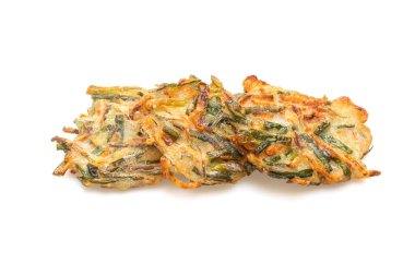 Pajeon veya Kore gözlemesi veya beyaz arka planda izole edilmiş Kore pizzası.