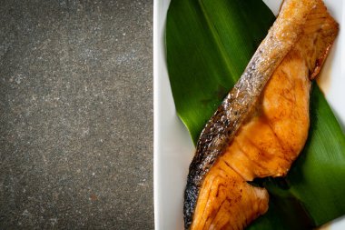 Japon usulü soya soslu ızgara somon bifteği.