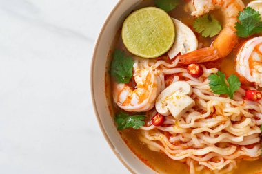 Karidesli baharatlı erişte çorbası (Tom Yum Kung) - Asya yemeği tarzı