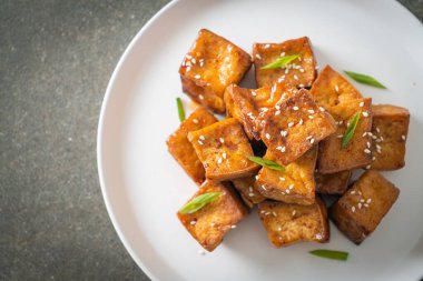 Beyaz susamlı kızarmış tofu ve teriyaki sosu. Vejetaryen ve vejetaryen yemek tarzı.