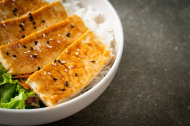 Teriyaki tofu pirinç kasesi - vejetaryen ve vejetaryen yemek tarzı
