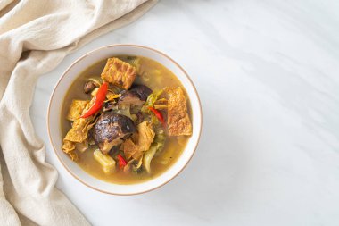 haşlanmış lahana turşusu ve acı kabak çorbası - Asya ve vegan ve vejetaryen yemek tarzı