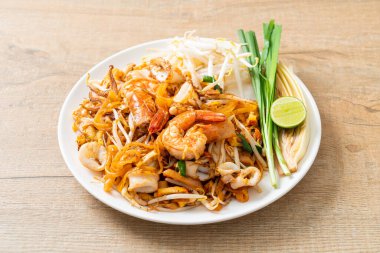 Pad Thai Deniz Ürünleri - Tayland usulü karides, kalamar ya da ahtapot ve tofu ile kızartılmış erişte