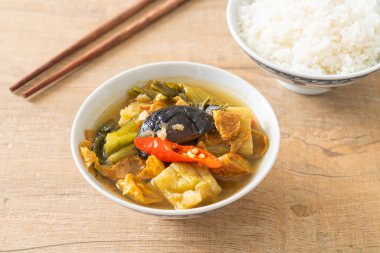 haşlanmış lahana turşusu ve acı kabak çorbası - Asya ve vegan ve vejetaryen yemek tarzı