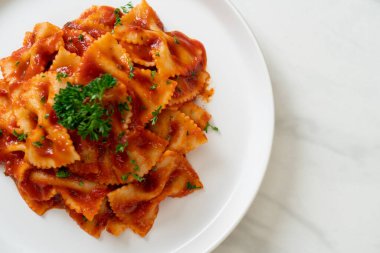 Maydanozlu domates soslu farfalle makarna. İtalyan yemek tarzı.