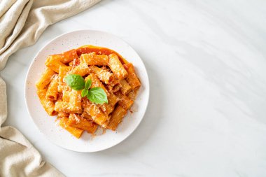 Domates soslu ve peynirli Rigatoni makarnası - geleneksel İtalyan makarnası