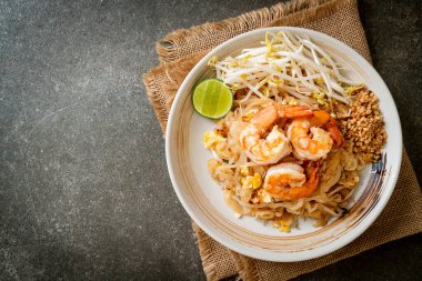 Karides ve lahanalı kızarmış şehriye ya da Pad Thai - Asya yemeği tarzı