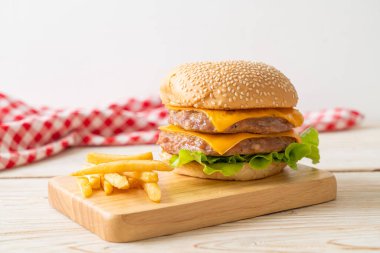Domuz burger veya peynirli domuz burger ve patates kızartması.