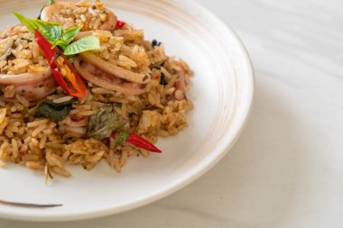 Ev yapımı Basil ve Baharatlı Bitki Kızarmış Pirinç Kalamar veya Ahtapot - Asya yemek tarzı