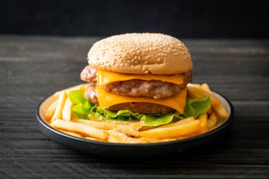 Domuz burger veya peynirli domuz burger ve patates kızartması.