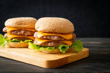 Domuz burger veya ahşap tahtada peynirli domuz burger.