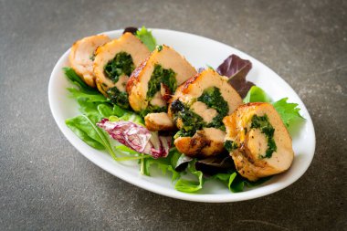 Peynir ve ıspanakla doldurulmuş fırında tavuk göğsü.