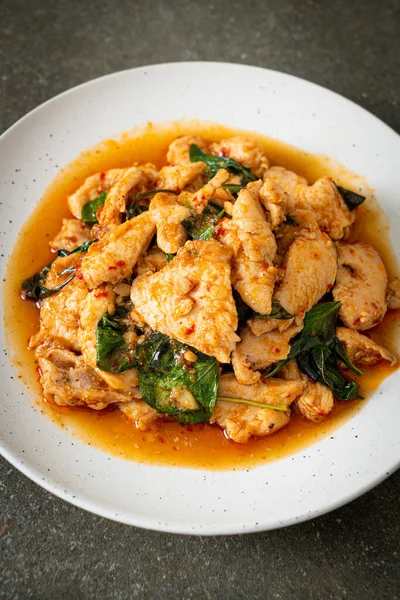 Kızarmış tavuğu acı biber ezmesi ya da biber ezmesi ile karıştırmak - Asya yemeği tarzı