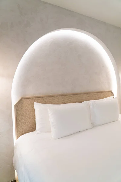 ベッドの上の快適な白い枕の装飾 — ストック写真