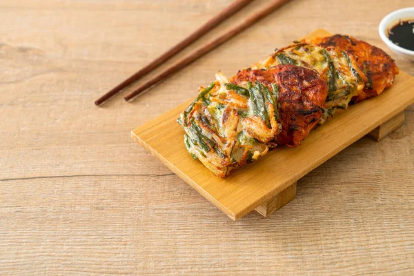 Pajeon veya Kore gözlemesi ve Kore kimçi krepi veya Kimchijeon - Kore geleneksel yemek tarzı