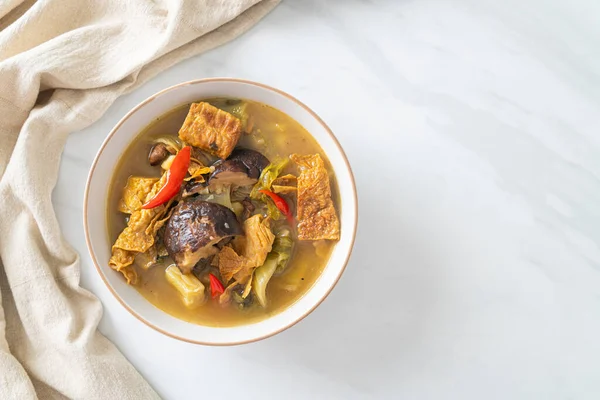 haşlanmış lahana turşusu ve acı kabak çorbası - Asya ve vegan ve vejetaryen yemek tarzı