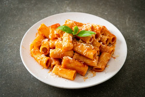 Domates soslu ve peynirli Rigatoni makarnası - geleneksel İtalyan makarnası