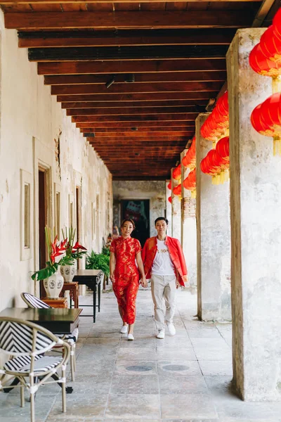 Gelukkig Jong Aziatisch Paar Liefde Chinese Traditionele Jurken Rood Belangrijkste — Stockfoto