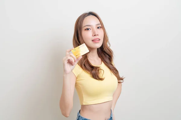 Portrét Krásná Asijská Žena Držící Kreditní Kartu Bílém Pozadí — Stock fotografie