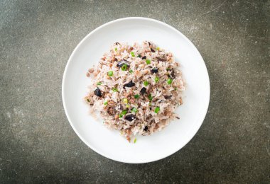 Çin zeytinli ve kıymalı pilav Asya usulü.