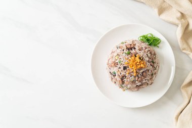 Çin usulü siyah zeytinli kıymalı pilav - Asya usulü.