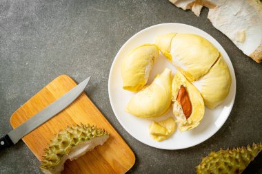 Durian olgun ve taze, durian kabuğu beyaz tabakta.