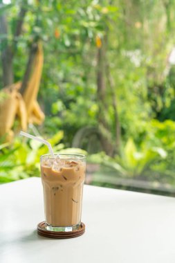 Kahve dükkanındaki masada buzlu kahve bardağı var.