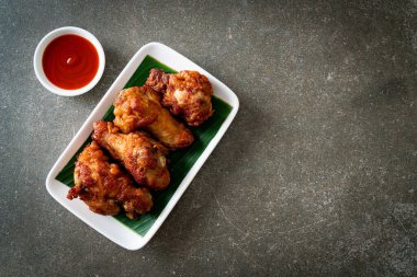 Balık soslu kızarmış tavuk budu.