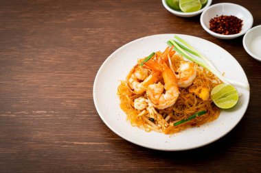 Vermicelli Pad Thai veya Tayland usulü karidesli kızartılmış vermicelli.