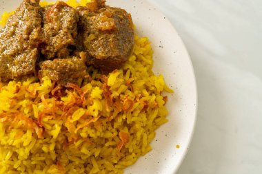 Biryani bifteği veya körili pilav ve sığır eti - Hint biryani 'sinin Tayland-Müslüman versiyonu, mis kokulu sarı pirinç ve sığır eti - Müslüman yemek tarzı