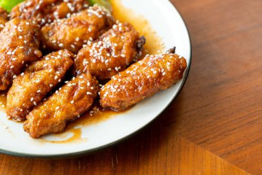 Kore soslu kızarmış tavuk ve beyaz susam.