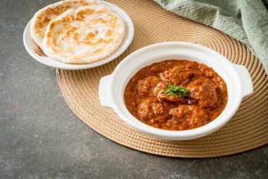 Hint usulü tavuk tikka masala baharatlı körili et yemeği roti veya naan ekmeği.