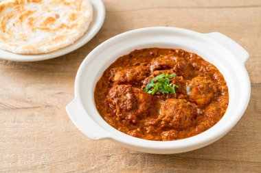 Hint usulü tavuk tikka masala baharatlı körili et yemeği roti veya naan ekmeği.