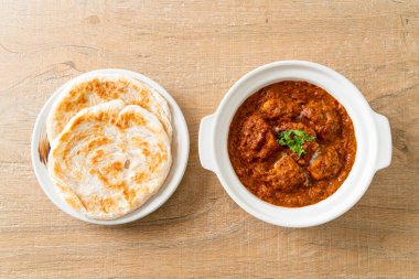 Hint usulü tavuk tikka masala baharatlı körili et yemeği roti veya naan ekmeği.