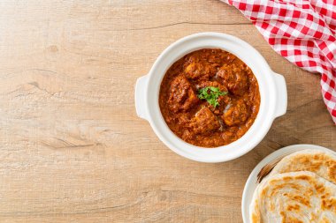 Hint usulü tavuk tikka masala baharatlı körili et yemeği roti veya naan ekmeği.